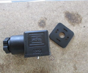 Клапан со штекером и катушкой
3V4-EF-V
Wegeventil
+
Катушка 
258SD
Spule 24V DC
+
Штекер
102-PG9
Gerätesteckdose (AM-5111)
2-polig für Spule U2 und U3 Specken Drumag (brand of Specken-DRUMAG)